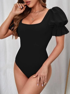 Body negro elegante con mangas abullonadas y escote cuadrado para un ajuste entallado