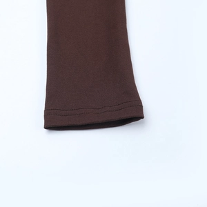 Detailansicht der glatten Doppelnaht-Manschetten an einem braunen Strickkleid