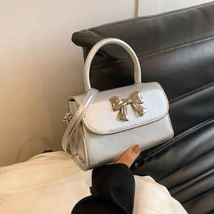 Borsa a mano argento con fiocco in metallo, pelle effetto cracklé e tracolla