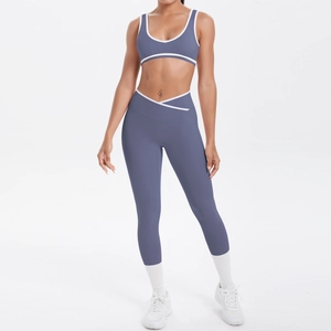 Detail der High-Waist-Yoga-Leggings mit V-Bund und Sport-BH in Graublau mit Paspelierung