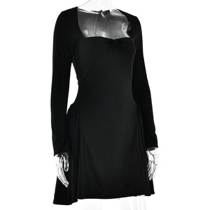 Détail d'une robe noire à col carré avec nœud décoratif et manches longues sur mannequin