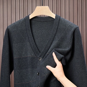 Detailansicht der dunkelgrauen V-Strickjacke zeigt Stoffdicke und Strickstruktur