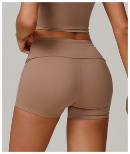 Vue arrière du short de sport taille haute marron moka avec coutures sculptantes fessier