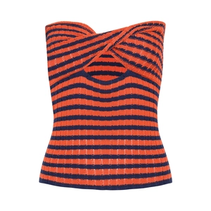 Dettaglio top a fascia in maglia a righe arancioni e blu con nodo e apertura sul davanti