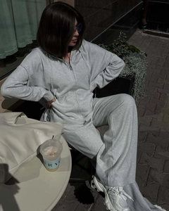 Dettaglio del set felpa grigia con cappuccio e pantaloni a gamba larga stile street