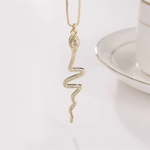 Détail du collier pendentif serpent doré avec zircons pavés et pierre en forme de poire