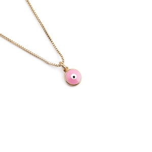 Collana minimalista in oro con ciondolo a forma di occhio rosa su sfondo bianco