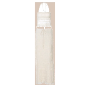 Détail d'un ensemble deux pièces blanc crème avec texture plissée et liens de serrage