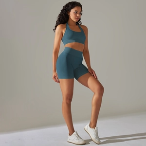 Dettaglio del set sportivo senza cuciture con reggiseno e pantaloncini blu scuro