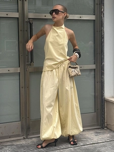 Ensemble haut dos nu jaune pâle et pantalon bouffant à taille haute en deux pièces