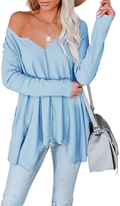 Détail du tricot gaufré bleu clair sur ce haut à manches longues et épaules nues