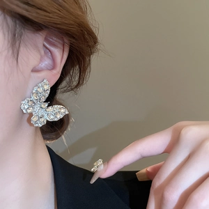 Orecchini a perno a forma di farfalla con perno in argento e strass brillanti per donna