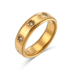 Bague en acier plaqué or 18K avec étoiles en zircon et bords perlés sur fond blanc