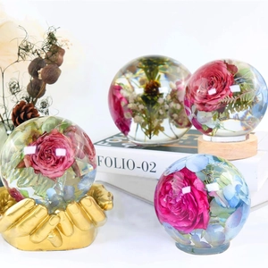 Sphärische Harzform Kristallkugel mit Trockenblumen und Holzsockel für Deko