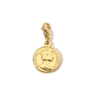 Detail eines goldenen Münzanhängers mit Königin-Porträt und sicherem Karabinerverschluss