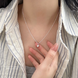 Minimalist S925 sterling silver heart pendant necklace for women on collarbone
