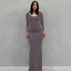Detalle de vestido largo ajustado gris oscuro de manga larga con dobladillo de sirena al suelo