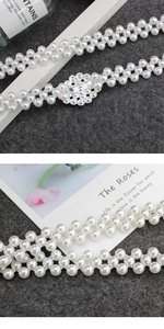 Détail d'une ceinture de taille en perles à double rangée avec boucle fleurie argentée