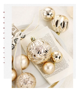 Vue macro de boules de Noël dorées et champagne avec diverses textures dans un bol blanc