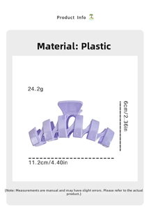 Détail d'une grande pince à cheveux violette en plastique de 11,2cm avec fini mat
