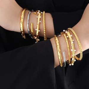 Ensemble de bracelets bohèmes en acier titane doré et argenté avec perles sur mannequin