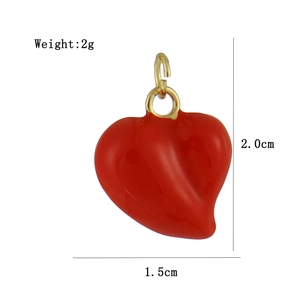 Détail des dimensions du pendentif cœur rouge avec une hauteur de 2,0 cm et largeur 1,5 cm