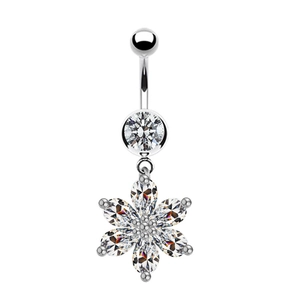 Vue détaillée du piercing de nombril argenté avec pendentif fleur en zircon sur blanc