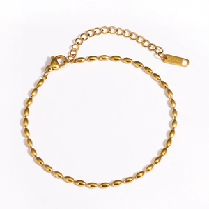 Détail du bracelet chaîne à billes ovales dorées en acier inoxydable avec fermoir mousqueton