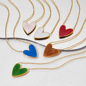 Colliers en acier inoxydable doré avec pendentifs en cœur et émail marbré coloré