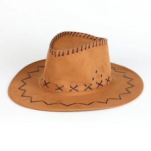 Détail du chapeau de cowboy en daim marron avec coutures noires et œillets en métal