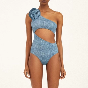Détail du maillot de bain texture denim bleu clair avec rose 3D et découpe