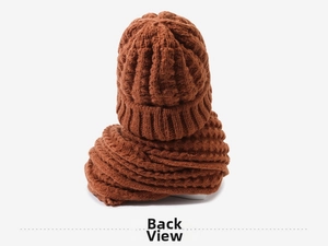 Dettaglio del set cappello e sciarpa in maglia caramello con trama a costine spesse