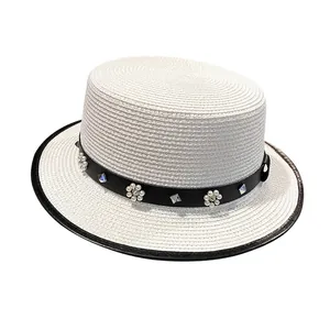 Elegante cappello boater bianco con cinturino in pelle nera con perle e borchie