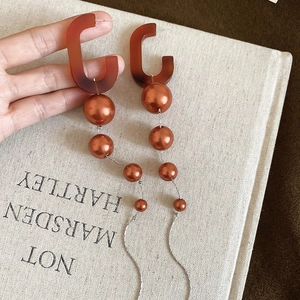 Vintage oval pearl tassel earrings with brown resin C-shape and gradient beads