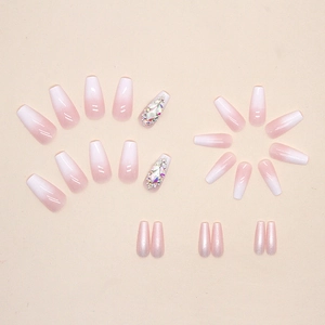 Unghie finte a ballerina sfumate rosa con glitter e strass scintillanti