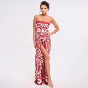 Détail de la robe longue imprimée rouge et blanc avec fente haute et style bustier chic