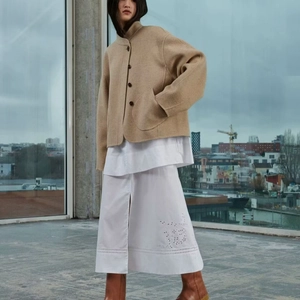 Damen Vintage Wollmantel in Camel mit Stehkragen und einreihiger Knopfleiste kurz geschnitten