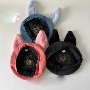Bérets en jean bleu rose et noir avec oreilles d'animaux en peluche présentés à plat