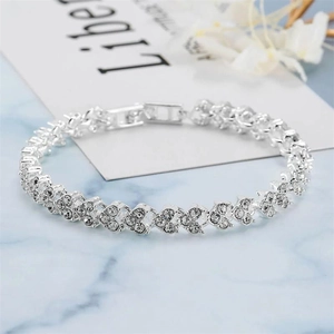 Dettaglio delle maglie a cuore sul bracciale argento con scintillanti cristalli micro-pave