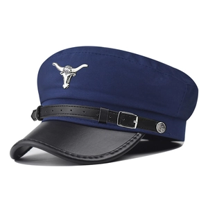 Détail d'une casquette militaire bleu marine avec emblème taureau et sangle en cuir
