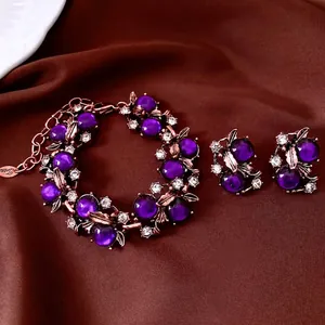 Vintage-Schmuckset mit violetten Perlen und Strasssteinen auf braunem Seidenstoff