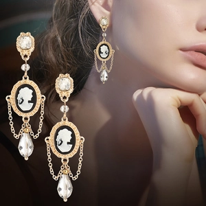 Nahaufnahme der Vintage-Cameo-Ohrringe mit Quasten und funkelnden Kristallen