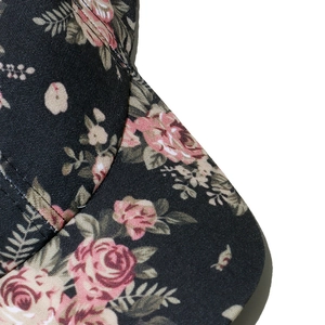 Vista macro dettagliata della stampa floreale con rose vintage su cappellino nero