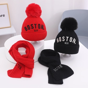 Winter-Strickmütze und Schal-Set für Babys mit Pelzbommeln und Boston 1630 Stickerei