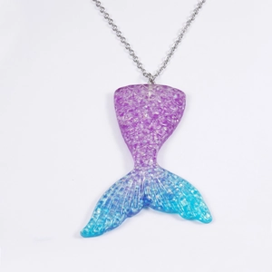 Detail van de zeemeerminstaarthanger met blauw-paars verloop en glitterafwerking