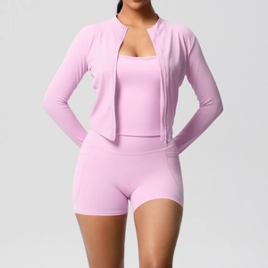 Vue détaillée de l'ensemble de yoga lilas avec cardigan zippé, débardeur et short moulant