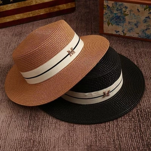 Chapeau canotier en paille avec ruban rayé et logo M doré pour la protection solaire