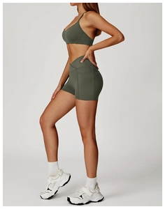 Ensemble de yoga vert olive avec short de sport à taille haute et poches latérales