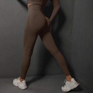 Détail du legging de yoga marron sans couture montrant l'effet galbant sur les fessiers