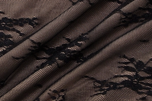 Gros plan sur un tissu en dentelle noire avec motifs floraux et texture en résille